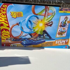 Hot Wheels Stunt Tracks 4-Loop Crash-Out Playset - Blue/Orange/Green